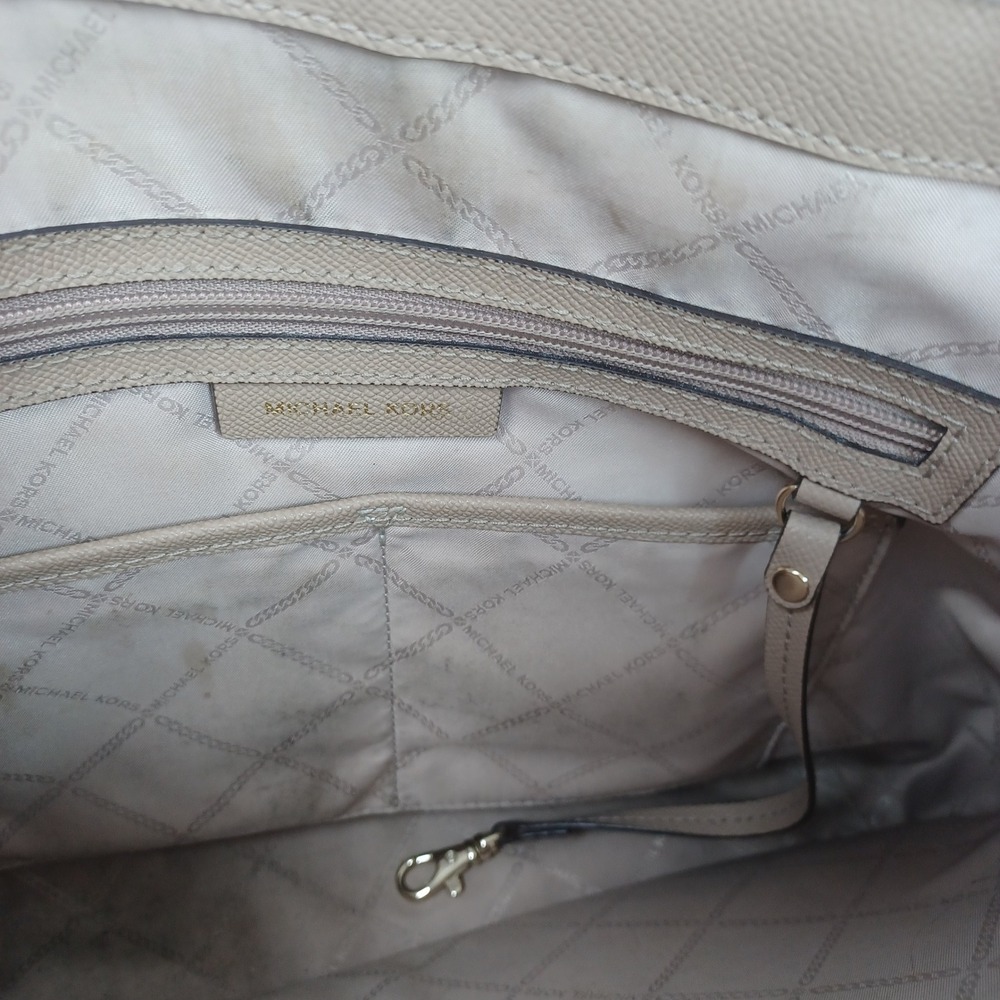 Michael Kors Voyager East West Tote Bag Taupe Saffiano Leather Gold Hardware - Picture 8 of 16